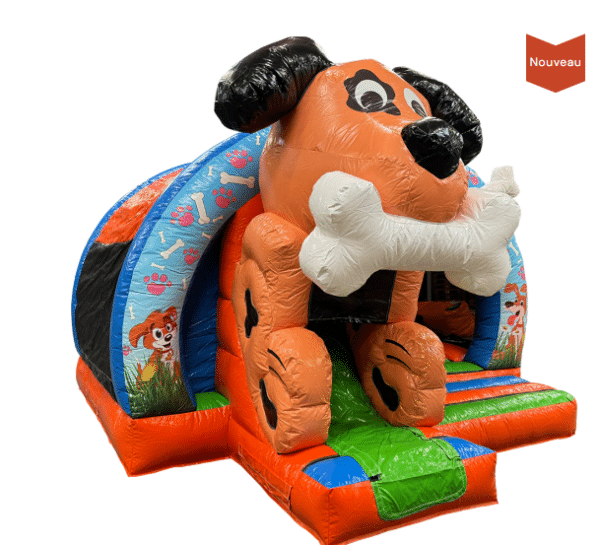 Petit château gonflable sur le thème du chien, avec une structure représentant un chien marron tenant un gros os blanc dans sa bouche. Décoré avec des illustrations de pattes et d’os, et équipé d’un toboggan intégré. Conçu pour accueillir 1 à 6 enfants. Location disponible. | Le Paradis de Tigrou