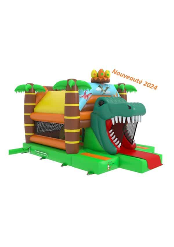 Château gonflable sur le thème des dinosaures avec une structure en forme de tête de T-Rex, des palmiers décoratifs, des œufs de dinosaures et des illustrations de créatures préhistoriques. Équipé d’un toboggan intégré rouge et orange à l’entrée. Dimensions : 4 mètres de largeur, 6,5 mètres de longueur et 3,9 mètres de hauteur, conçu pour accueillir 6 à 12 enfants. Location disponible. | Le Paradis de Tigrou