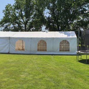 Image d'un chapiteau de 12m x 6m en blanc disponible à la location pour les événements en extérieur. Résistant et spacieux. | Le Paradis de Tigrou, location
