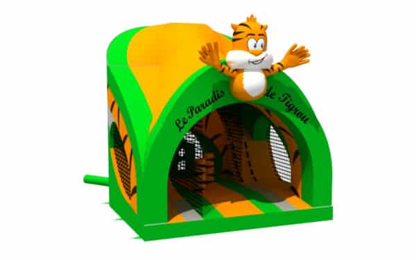 Château gonflable moyen sur le thème du tigre, inspiré par la mascotte du Paradis de Tigrou. Design ludique et coloré, avec un toboggan intégré et des illustrations amusantes. Idéal pour 6 à 12 enfants, parfait pour des fêtes ou des événements familiaux. Dimensions : 4,95 mètres de longueur, 4,2 mètres de largeur et 4,4 mètres de hauteur. | Le Paradis de Tigrou