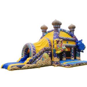 Château gonflable sur le thème d'Aladin, avec des illustrations colorées de personnages du conte, un toboggan jaune et bleu orné de motifs rappelant des pièces d'or, et des tours dorées. Dimensions : 8,5 mètres de longueur, 5,2 mètres de largeur et 5,4 mètres de hauteur, adapté pour 12 à 16 enfants. Location possible. | Le Paradis de Tigrou