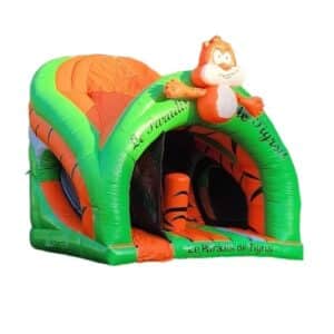 Château gonflable moyen sur le thème du tigre, inspiré par la mascotte du Paradis de Tigrou. Design ludique et coloré, avec un toboggan intégré et des illustrations amusantes. Idéal pour 6 à 12 enfants, parfait pour des fêtes ou des événements familiaux. Dimensions : 4,95 mètres de longueur, 4,2 mètres de largeur et 4,4 mètres de hauteur. | Le Paradis de Tigrou