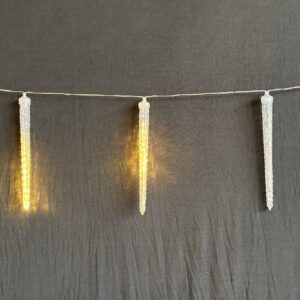 Créez une ambiance hivernale magique avec notre guirlande lumineuse stalactite de 210 cm, dotée de stalactites scintillants de 28 cm. | Le Paradis De Tigrou