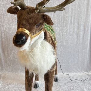Ce renne animatronique de 143 cm de haut et 122 cm de long prend vie grâce à ses chants et au mouvement doux de sa tête, apportant un charme authentique à toute décoration de Noël.| Le Paradis De Tigrou