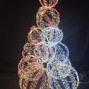 Ce sapin lumineux, composé de 12 boules rouges et bleues de tailles variées, offre une structure élégante d’environ 2 m de haut et 1,30 m de large. | Le Paradis De Tigrou
