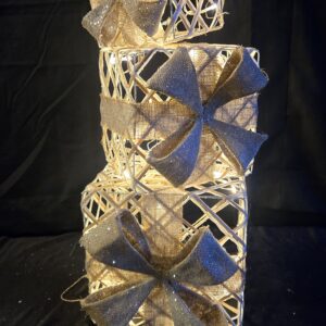 Trio de cadeaux lumineux de 26 cm, 20 cm et 16 cm, parfait pour apporter une touche festive et scintillante à votre décor de Noël. | Le Paradis De Tigrou