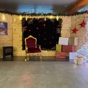 Découvrez un décor de Noël complet et immersif comprenant : 1 fond en bois pour une ambiance chaleureuse 1 boîte aux lettres de Noël pour un effet féerique 1 pendrillon lumineux apportant élégance et luminosité 1 trône idéal pour les photos et animations 3 tapis de cérémonie rouges (1 m) pour structurer votre espace 6 potelets pour guider le parcours 2 guirlandes stalactites pour un effet scintillant 3 sapins lumineux créant une atmosphère festive 1 feu à bois lumineux pour une touche authentique 1 renne animatronique pour émerveiller petits et grands 2 sets de 3 cadeaux lumineux pour une scénographie complète 1 cadre lumineux de Noël parfait pour un point photo attractif 2 sets de 3 boules lumineuses (blanc froid – blanc chaud) pour une ambiance raffinée 2 sets de 3 boules lumineuses (rouge – blanc chaud) pour une touche colorée| Le Paradis De Tigrou
