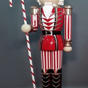 Casse Noisette de Noël 200 cm – Location chez Le Paradis De Tigrou Apportez une touche féerique et majestueuse à vos décors de Noël avec ce Casse-Noisette géant de 2 mètres. Idéal pour les vitrines, marchés de Noël, événements et scénographies.